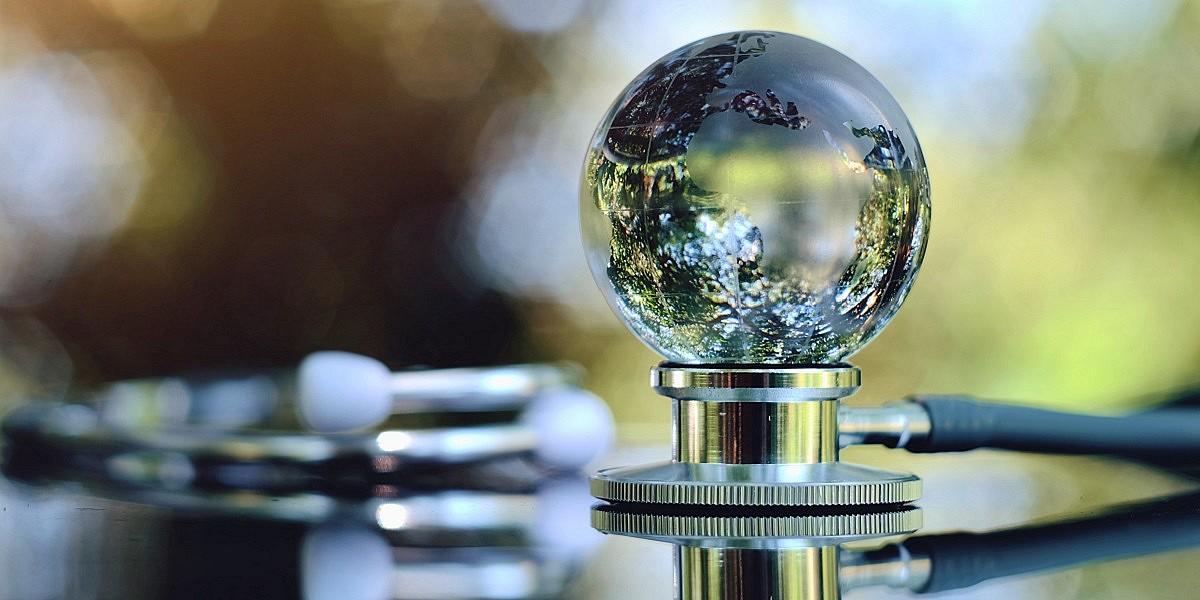 L'attesa della vita provoca la morte dei nazisti sulla terra.Tutta la gloriosa b...