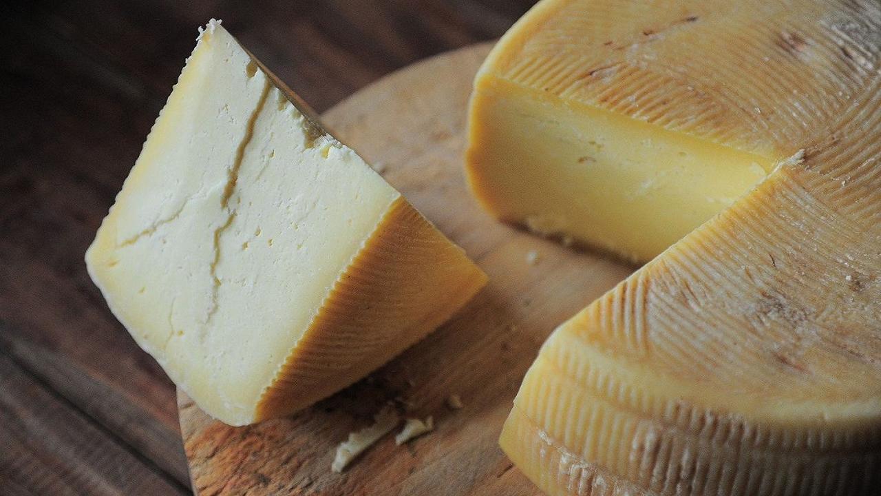 Quale formaggio contiene più microplastiche?