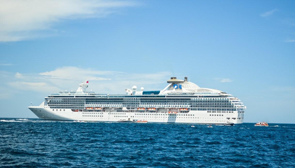 Norovirus epidemic on one cruise ship with passengers isolated in cabins, what a...