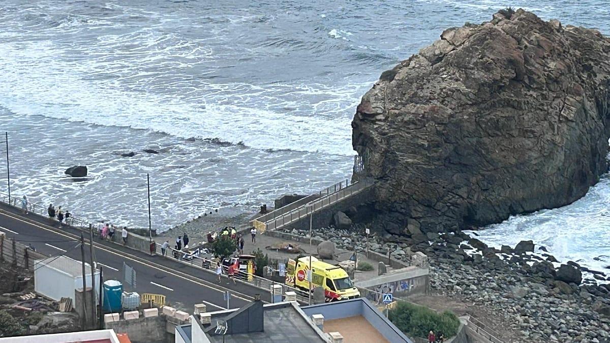 Tempesta mortale a Tenerife: tre turisti morti e 15 feriti sott'acqua da onde gi...