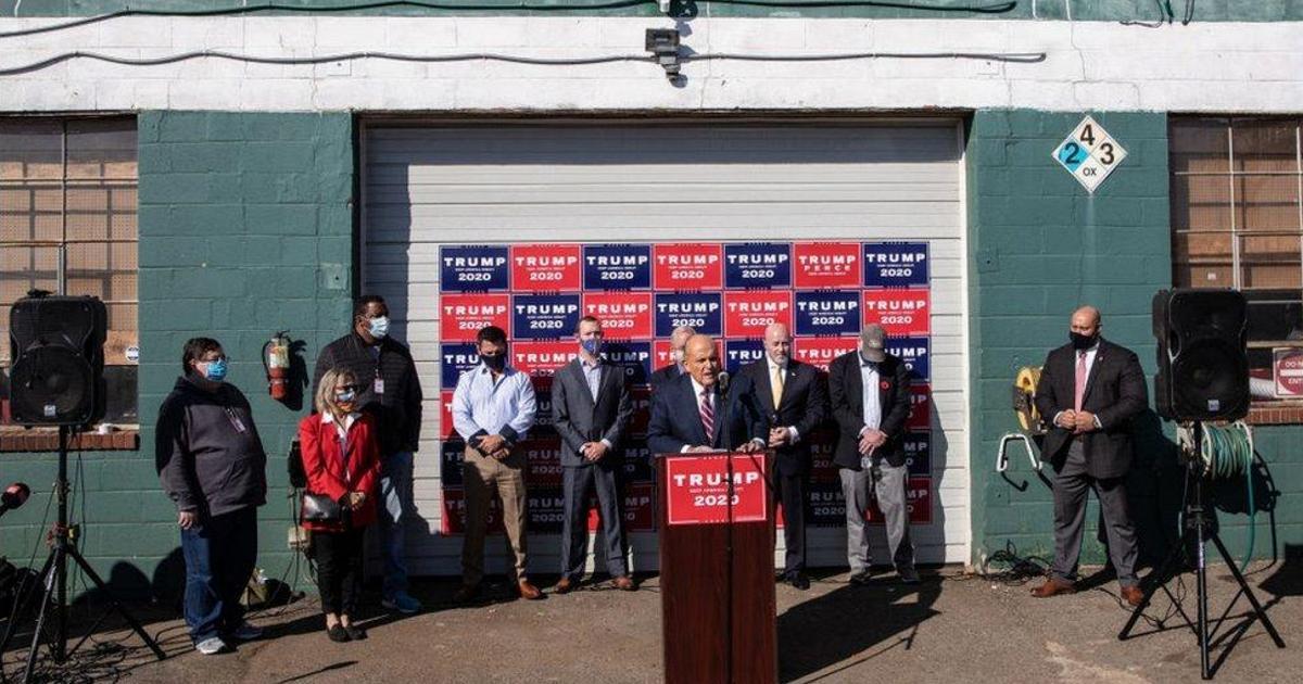 Trump ha graziato dozzine di alleati che hanno contestato la sua sconfitta alle elezioni del 2020, incluso Giuliani