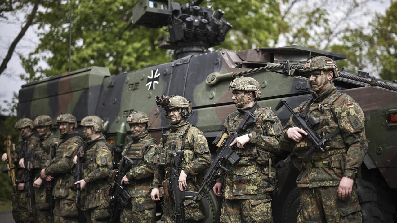 Servizio militare obbligatorio, visite militari e questionari per tutti i 18enni: la Germania pronta al riarmo